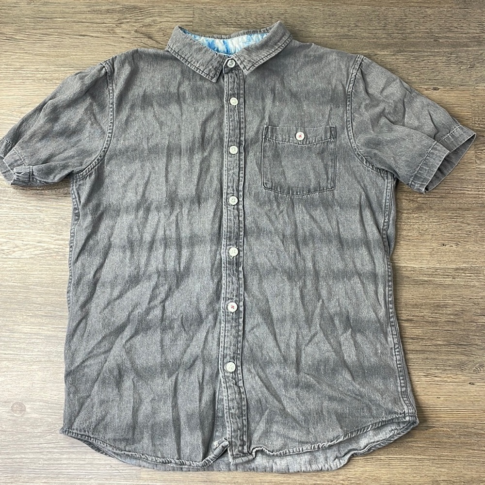 Modern Amusement Mens Grey Button Down Collared Short Sleeve Shirt, size medium